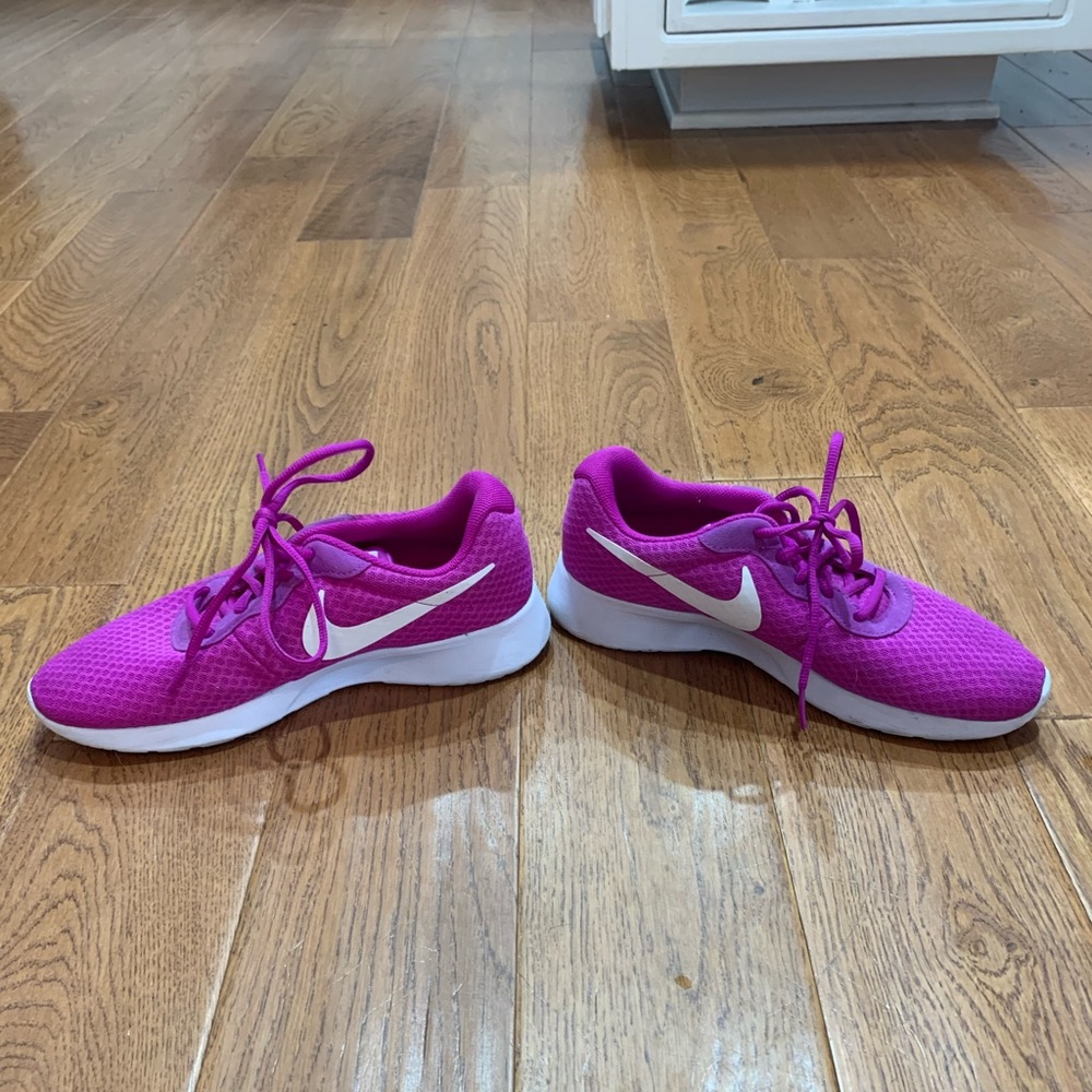 Purple Nike tennis shoes - Picture 2 of 6